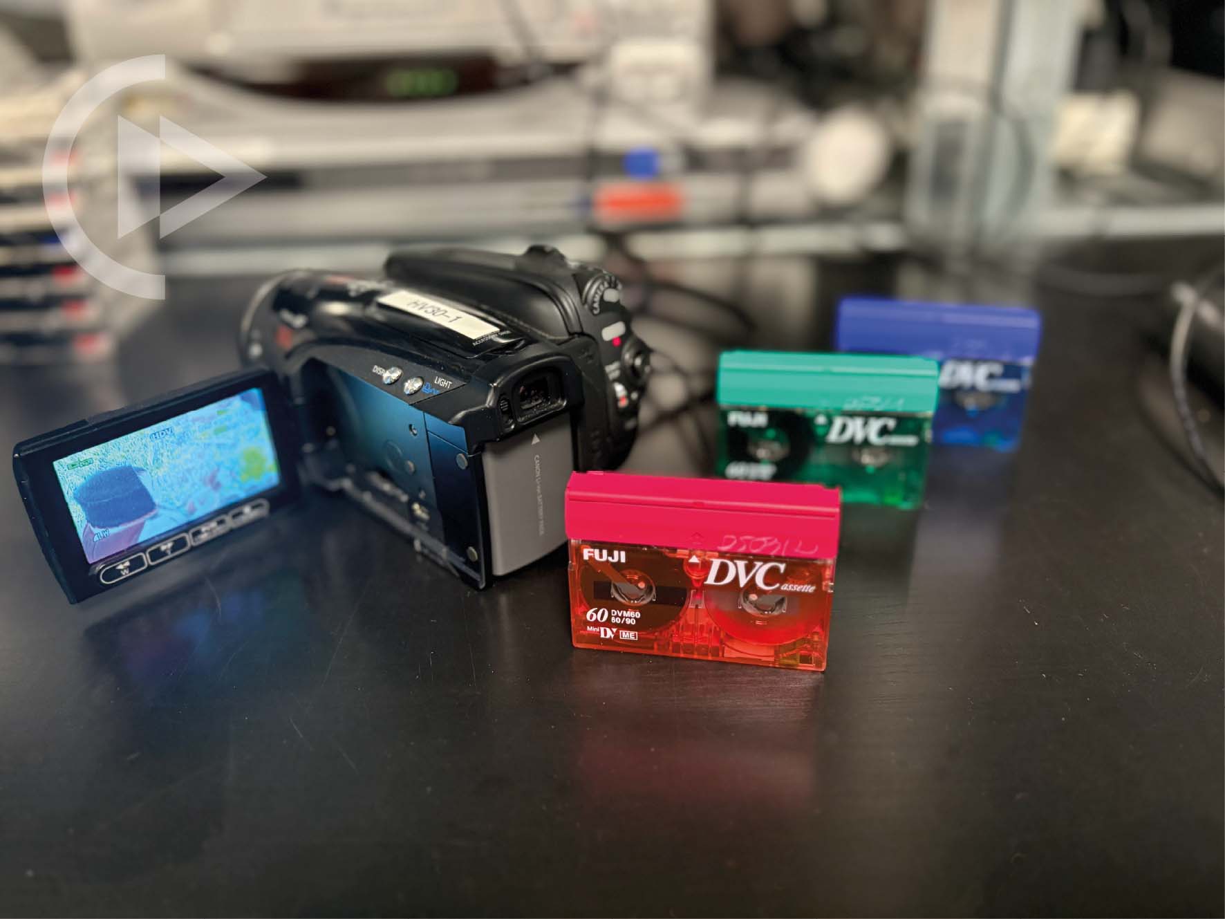 Chaque cassette est lue sur l'appareil qui correspond à son format Caméscope HDV et cassettes Mini DV sur un poste de lecture du laboratoire France Numérisation